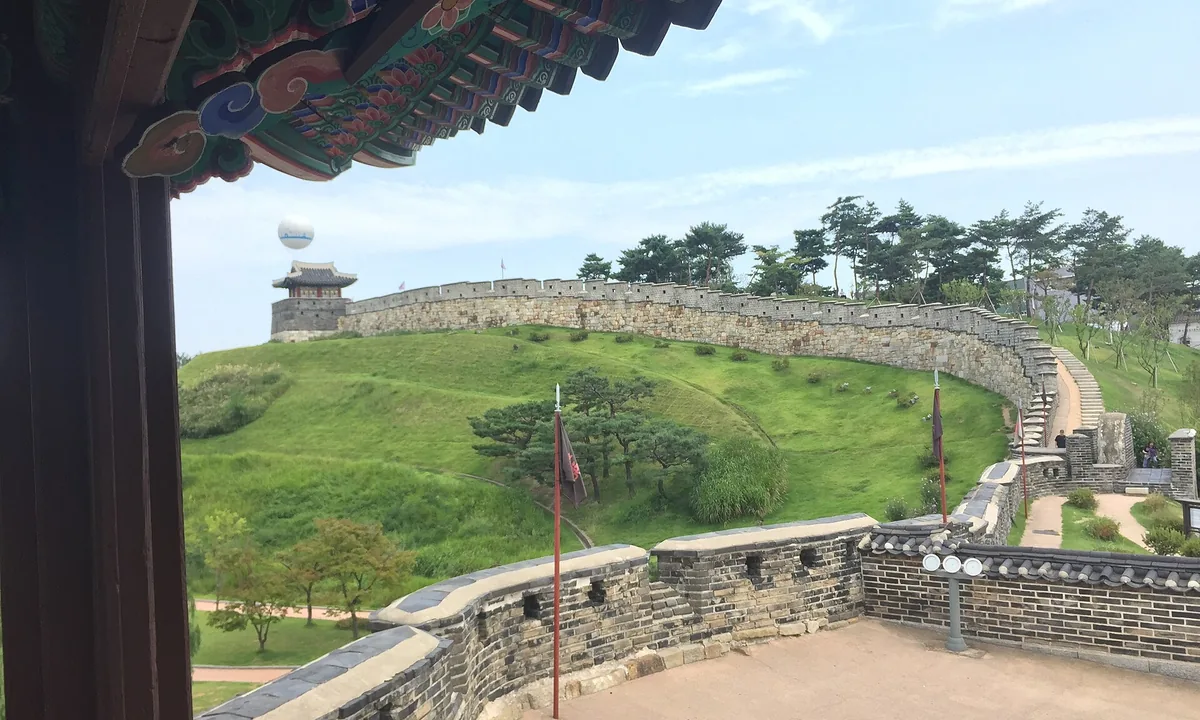 수원 화성 성곽과 주변 풍경